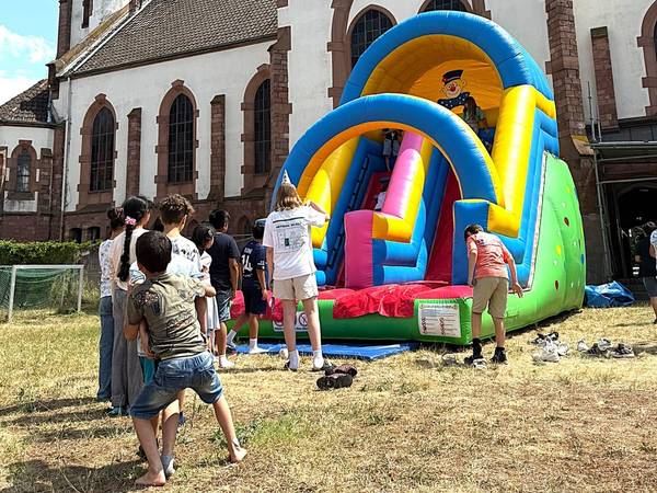 Mittwochstisch in der Jugendkirche - mit Hüpfburg auf der Kirchwiese