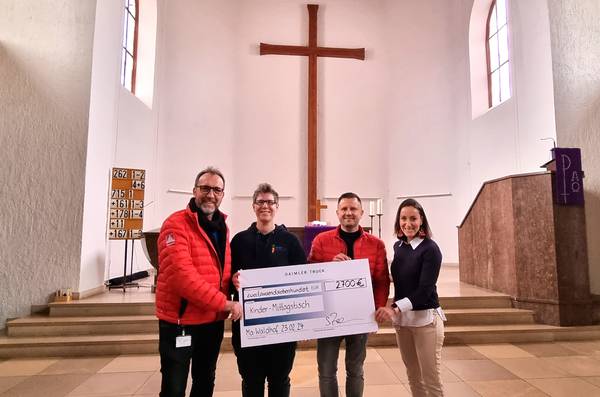 Bild von der Spendenübergabe Daimler Truck an KinderVesperkirche
