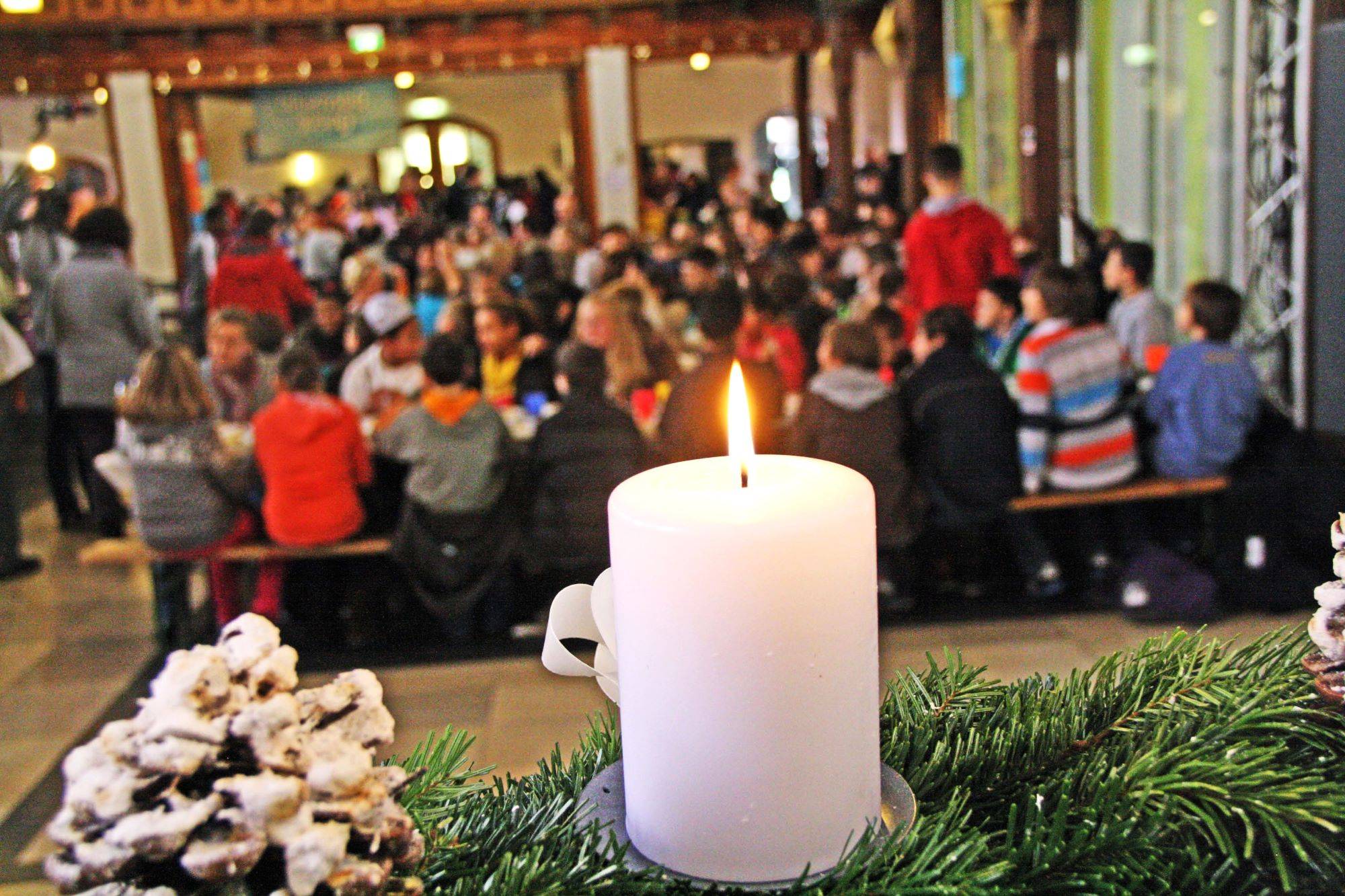 Bild von Adventskranz in KinderVesperkirche