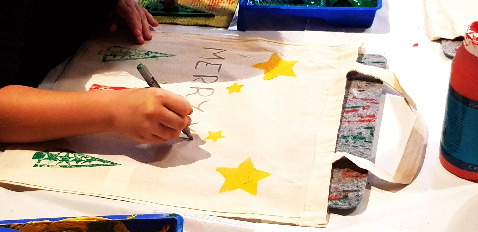 Bild von einem bastelnden Kind